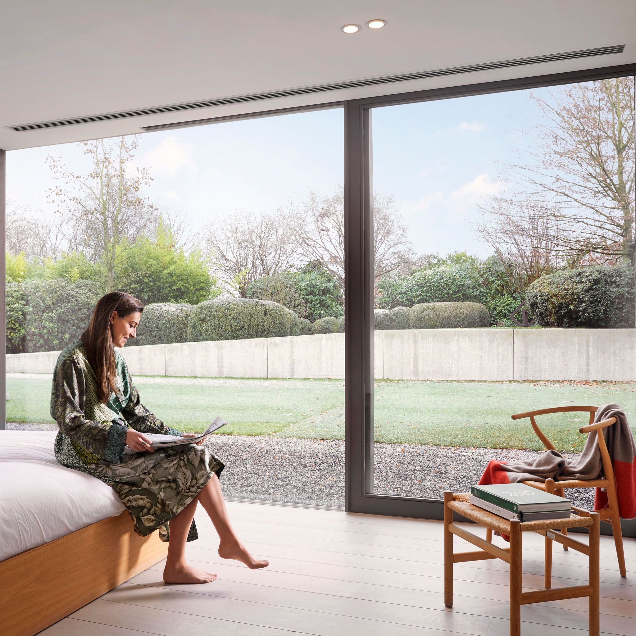 Pièce équipée d’une climatisation gainable Daikin avec grille de soufflage discrète au plafond