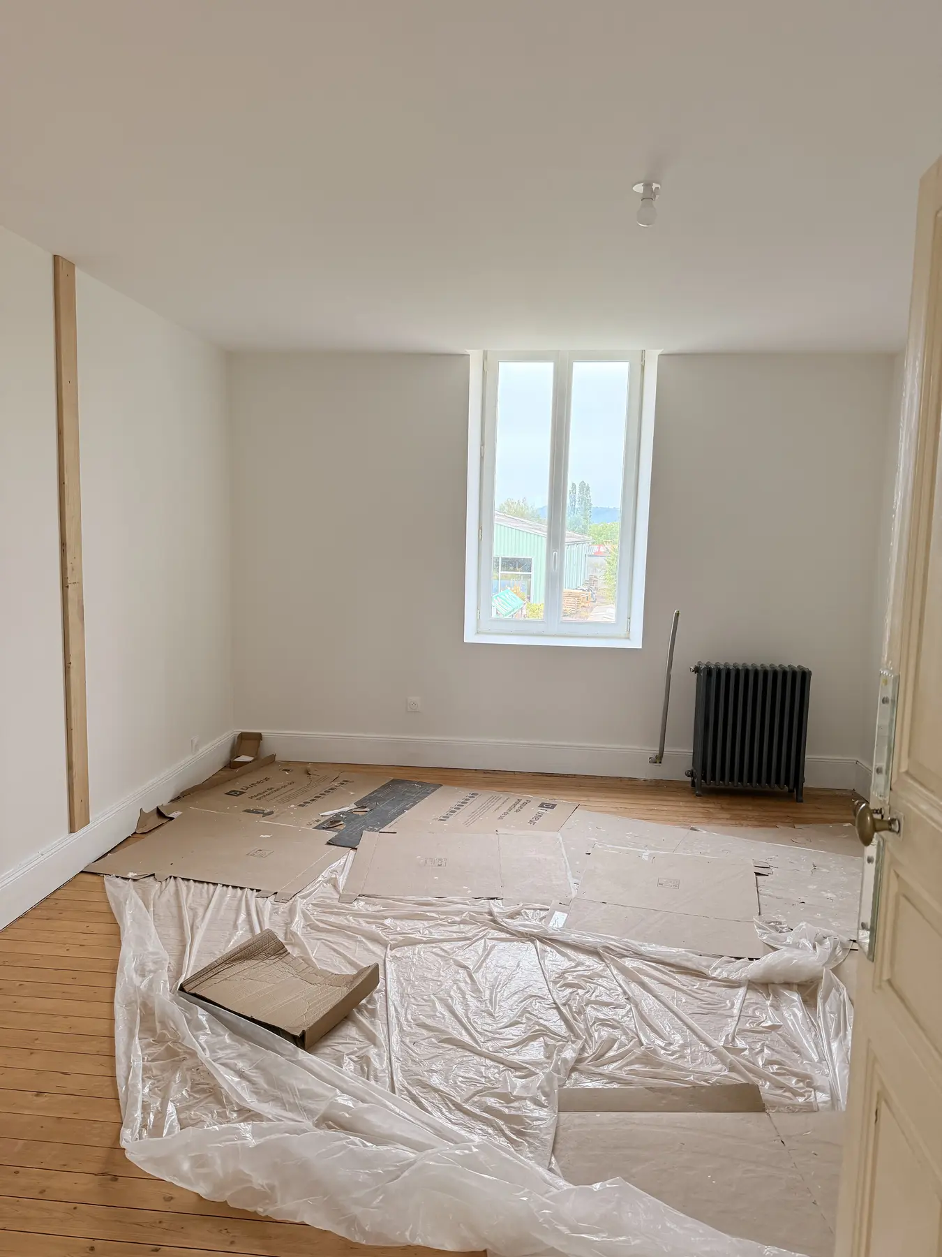 Pièce rénovée après isolation intérieure et remplacement des fenêtres à Saint-Symphorien-de-Marmagne