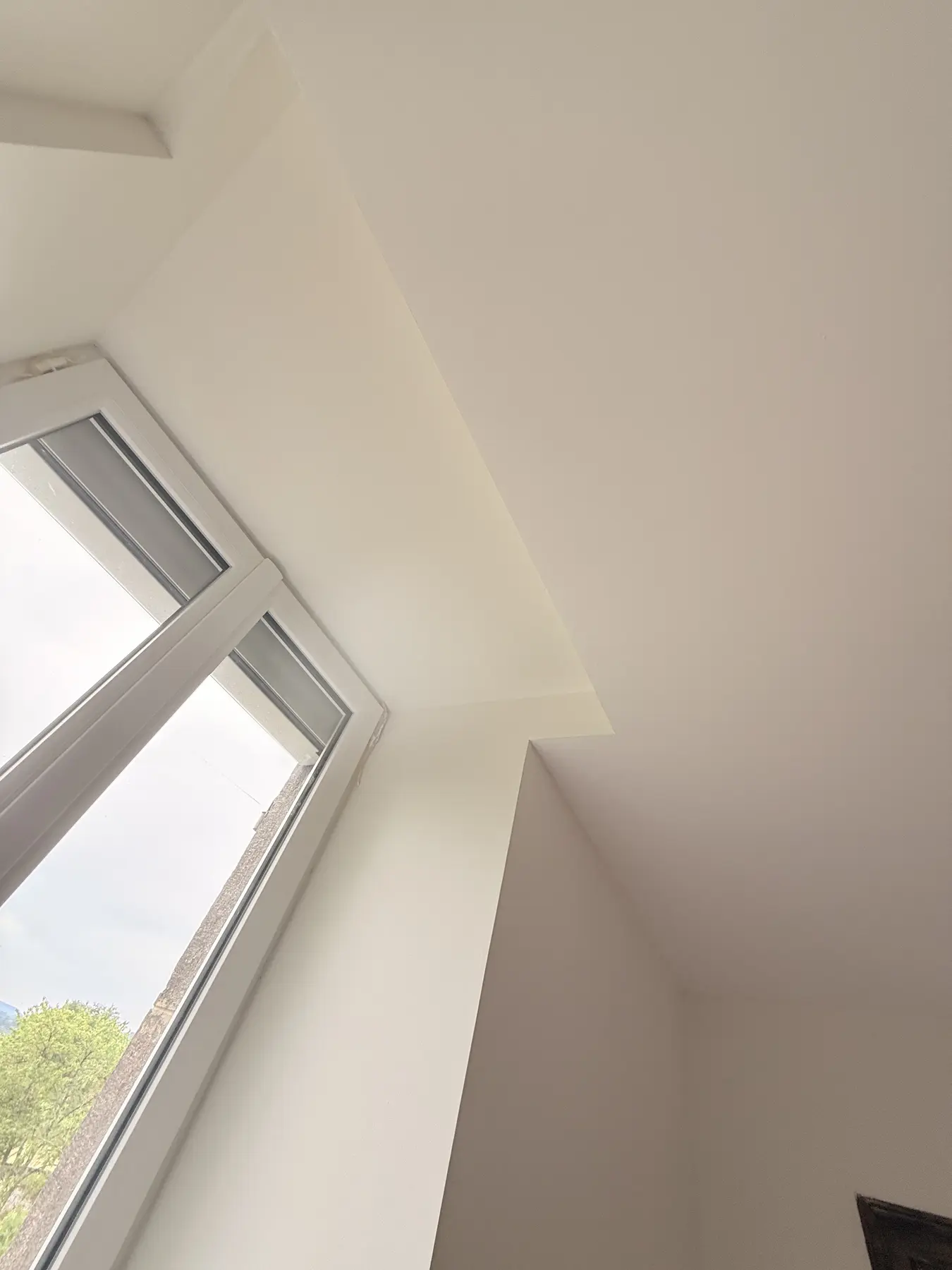 Fenêtre remplacée avec finitions intérieures dans une rénovation à Saint-Symphorien-de-Marmagne