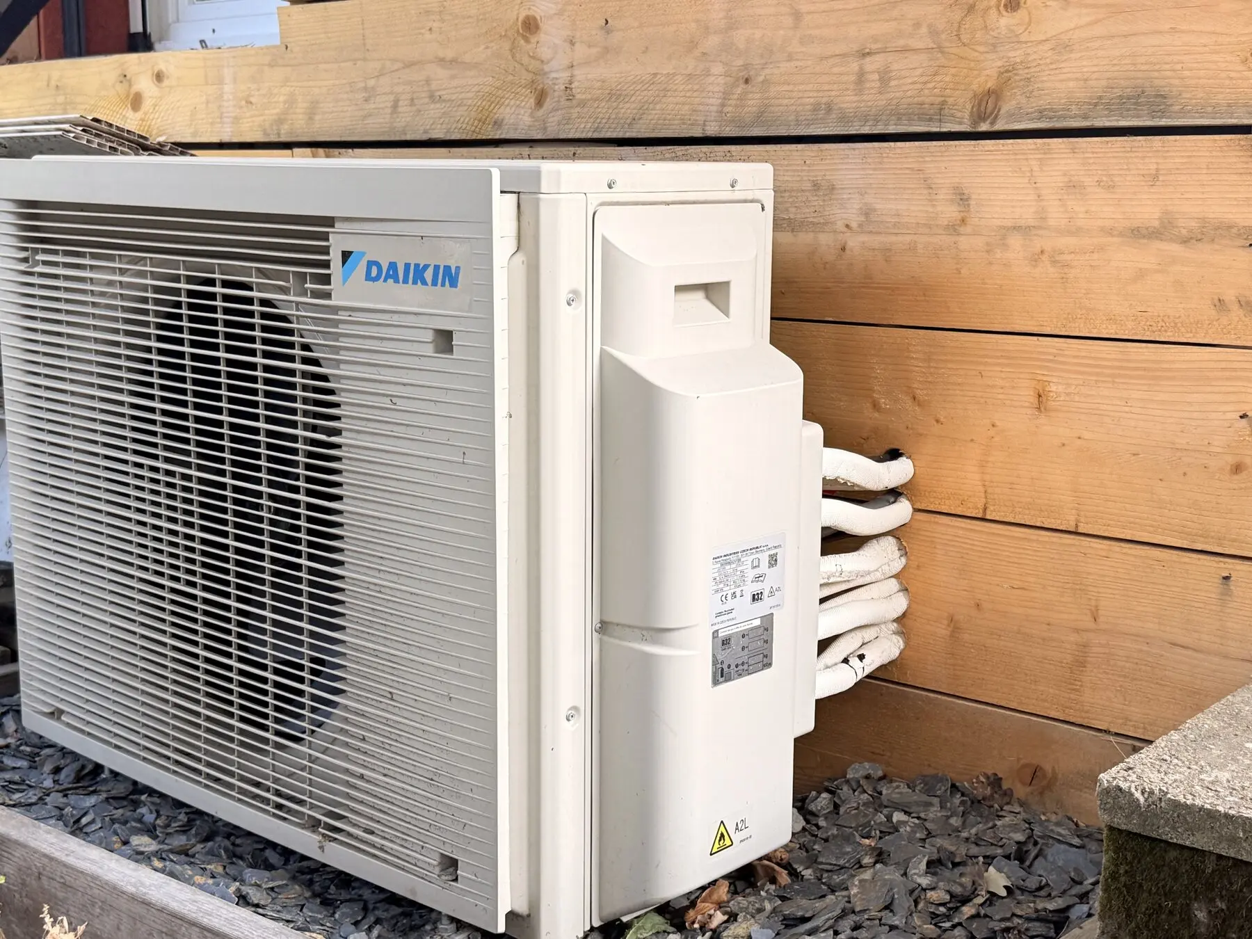 Groupe extérieur Daikin alimentant une installation de climatisation multizone à Saint-Sernin-du-Bois